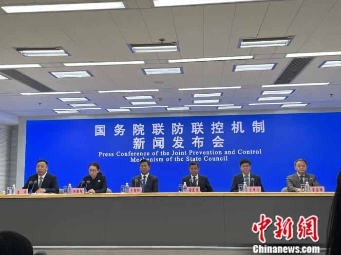 3月15日，国务院联防联控机制召开新闻发布会，介绍疫情防控与疫苗接种工作有关情况。张依琳 摄