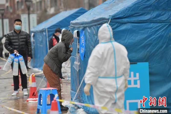 长春市民进行核酸检测。(资料图) 张瑶 摄